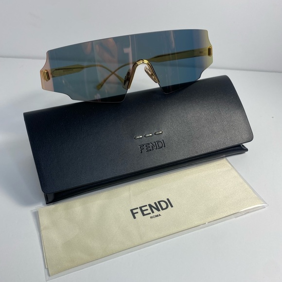 FENDI Rose Gold Shield Sunglasses
FF 0440/S 0000 99 - Picture 5 of 16